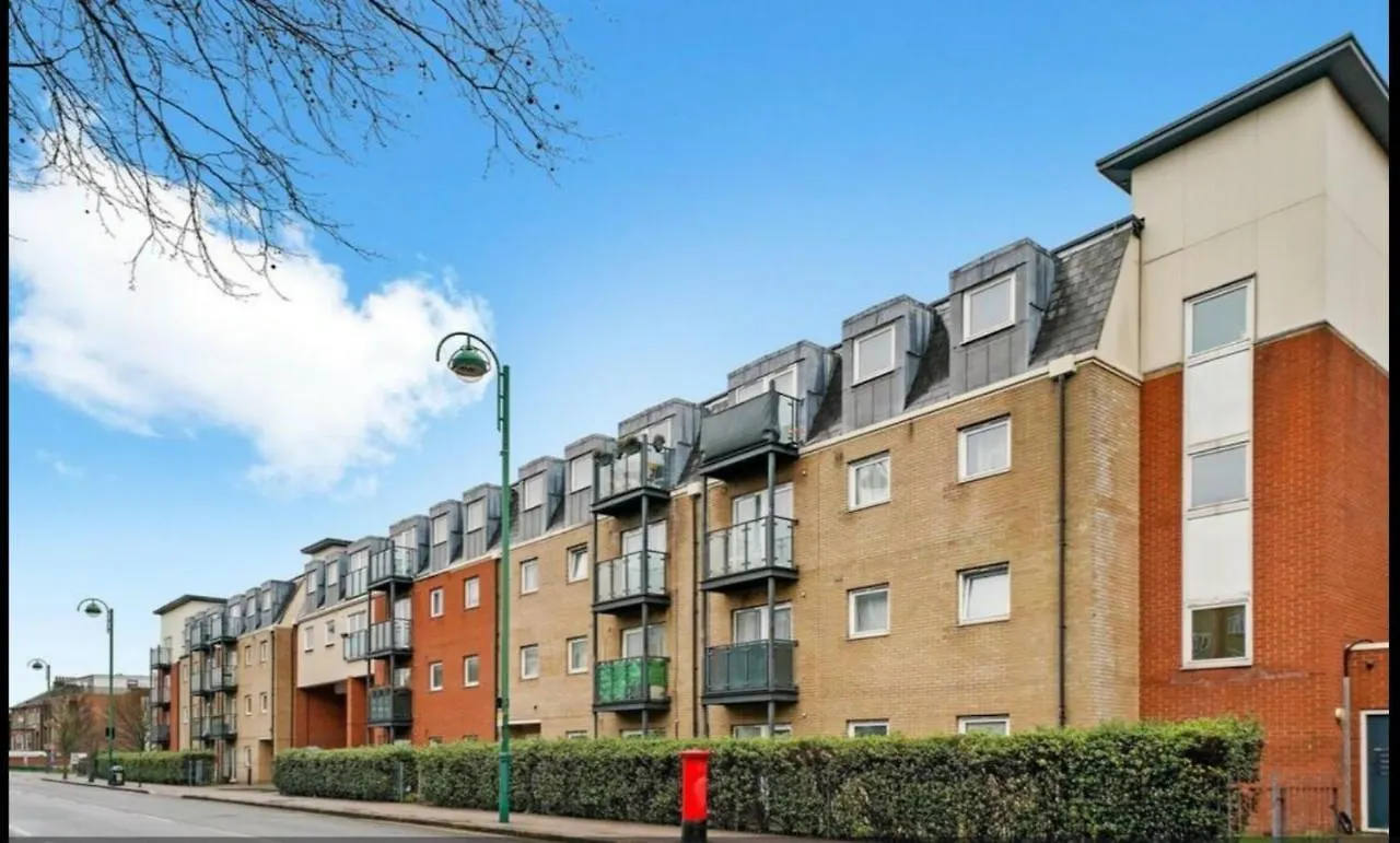 Spacious London Apartment 5 Min Walk To Leytonstone Underground Station And 5 Stops To Zone 1