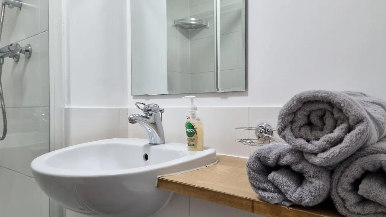 Spacious London Apartment 5 Min Walk To Leytonstone Underground Station And 5 Stops To Zone 1