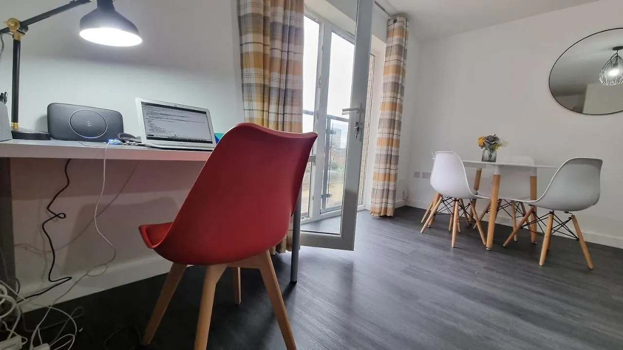 Spacious London Apartment 5 Min Walk To Leytonstone Underground Station And 5 Stops To Zone 1