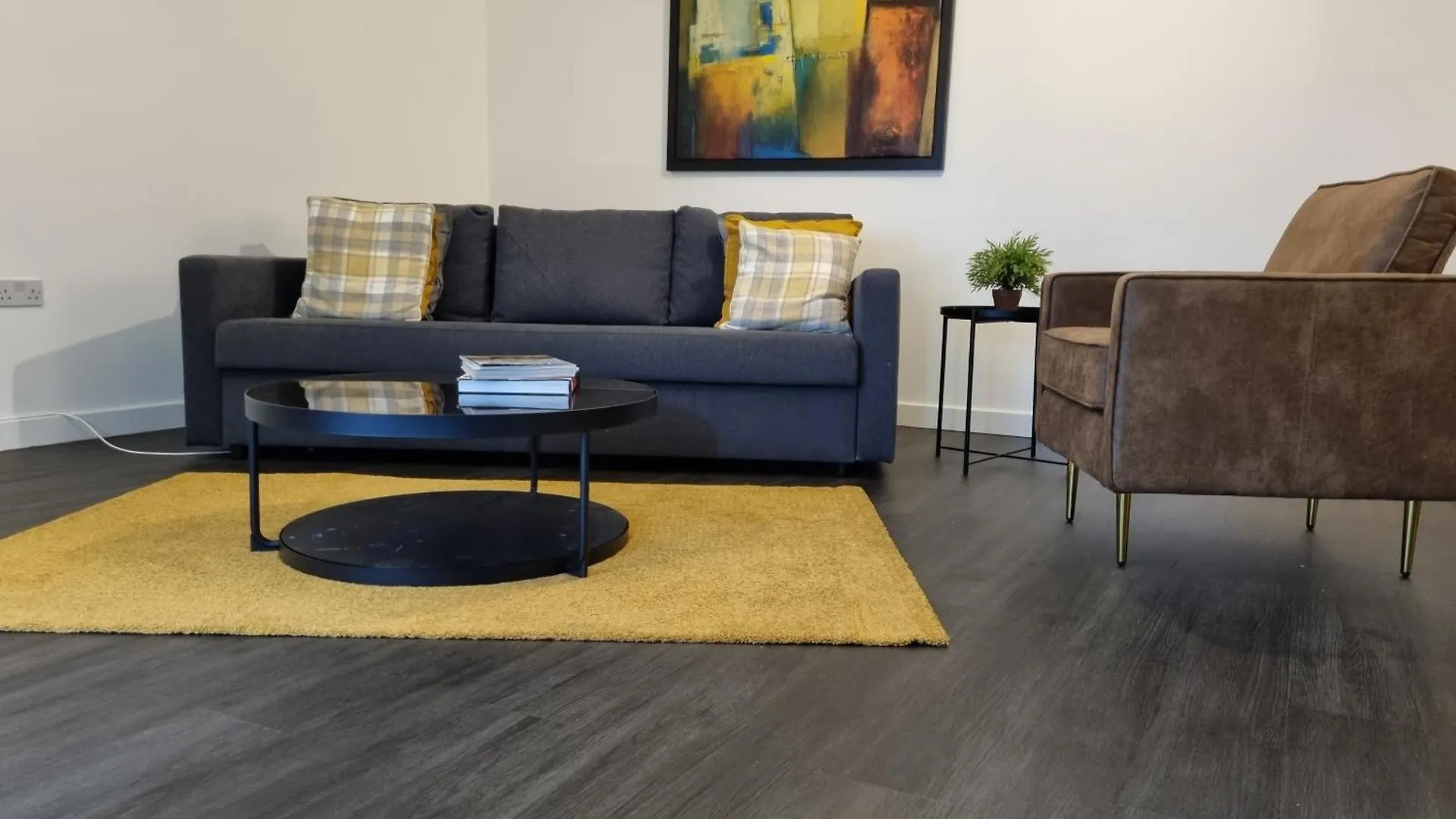 Spacious London Apartment 5 Min Walk To Leytonstone Underground Station And 5 Stops To Zone 1 contacts